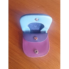 mywallyt kleiner Geldbeutel echt Leder in den Farben blau, viollet passend in die Manteltasche